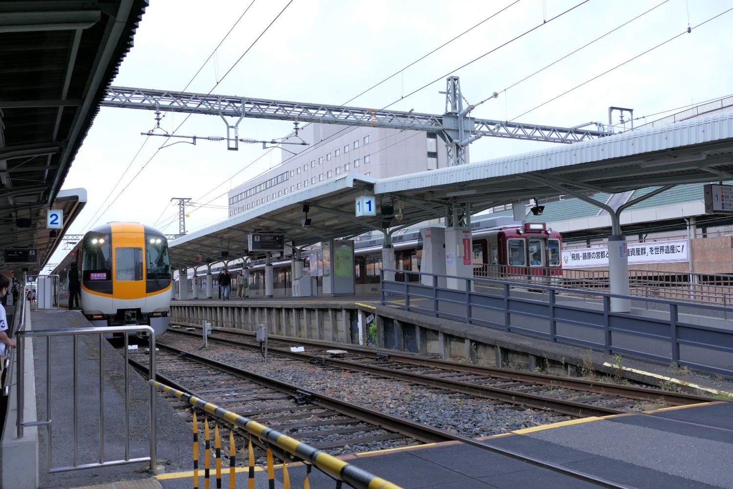 橿原線のりばの南側には構内踏切（記者撮影）