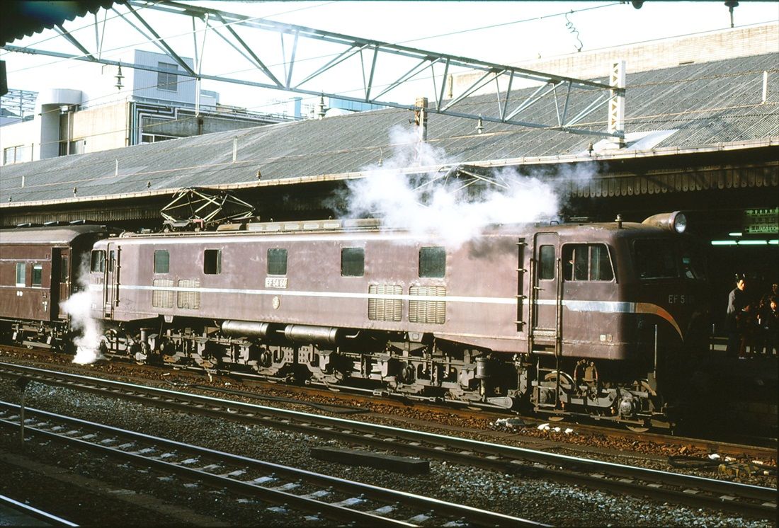 荷物列車を牽引するEF58形60号機。お召し列車用の予備機だ（撮影：南正時）