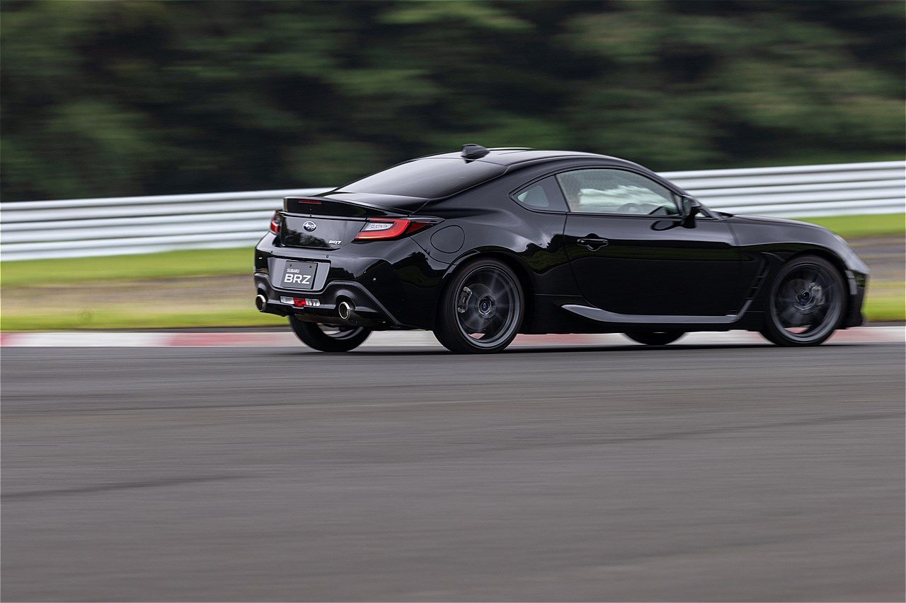 一部改良モデルのトヨタ「GR86」およびSUBARU「BRZ」のサーキット試乗会の様子（写真：三木宏章）