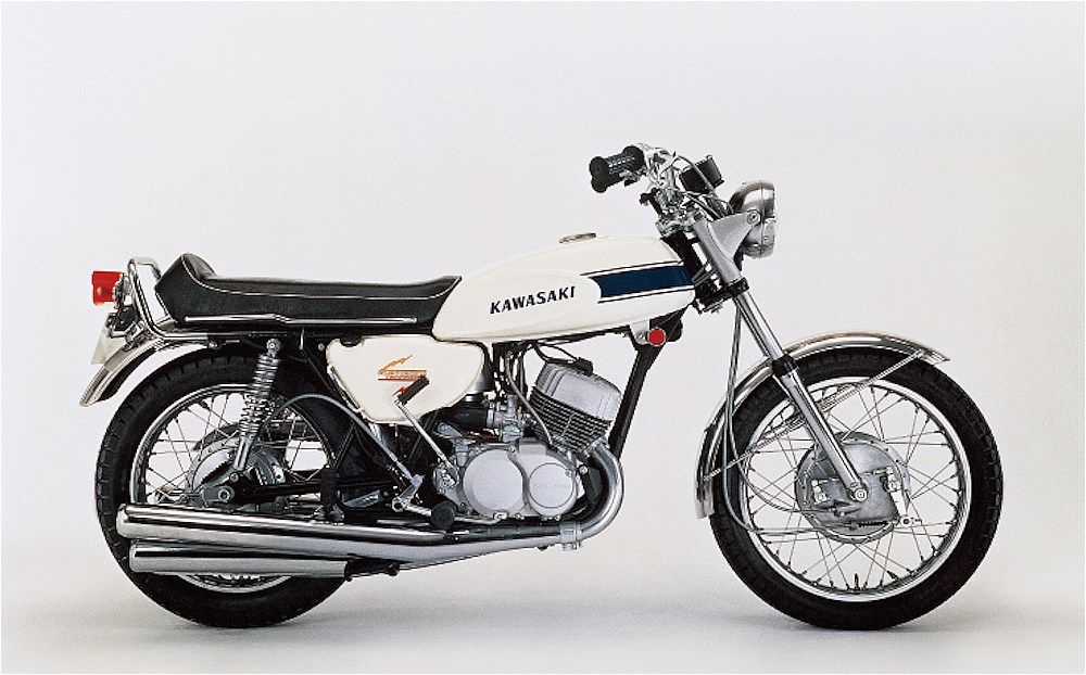 1969年発売のカワサキ「500SS マッハⅢ」(写真：カワサキモータースジャパン）