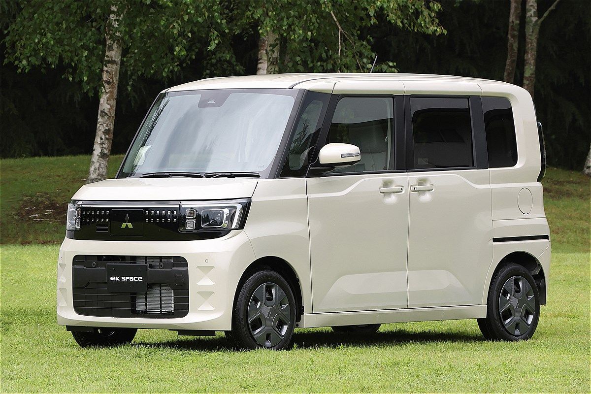 三菱から発売された軽スーパーハイトワゴンの新型「eKスペース」（写真：三菱自動車）