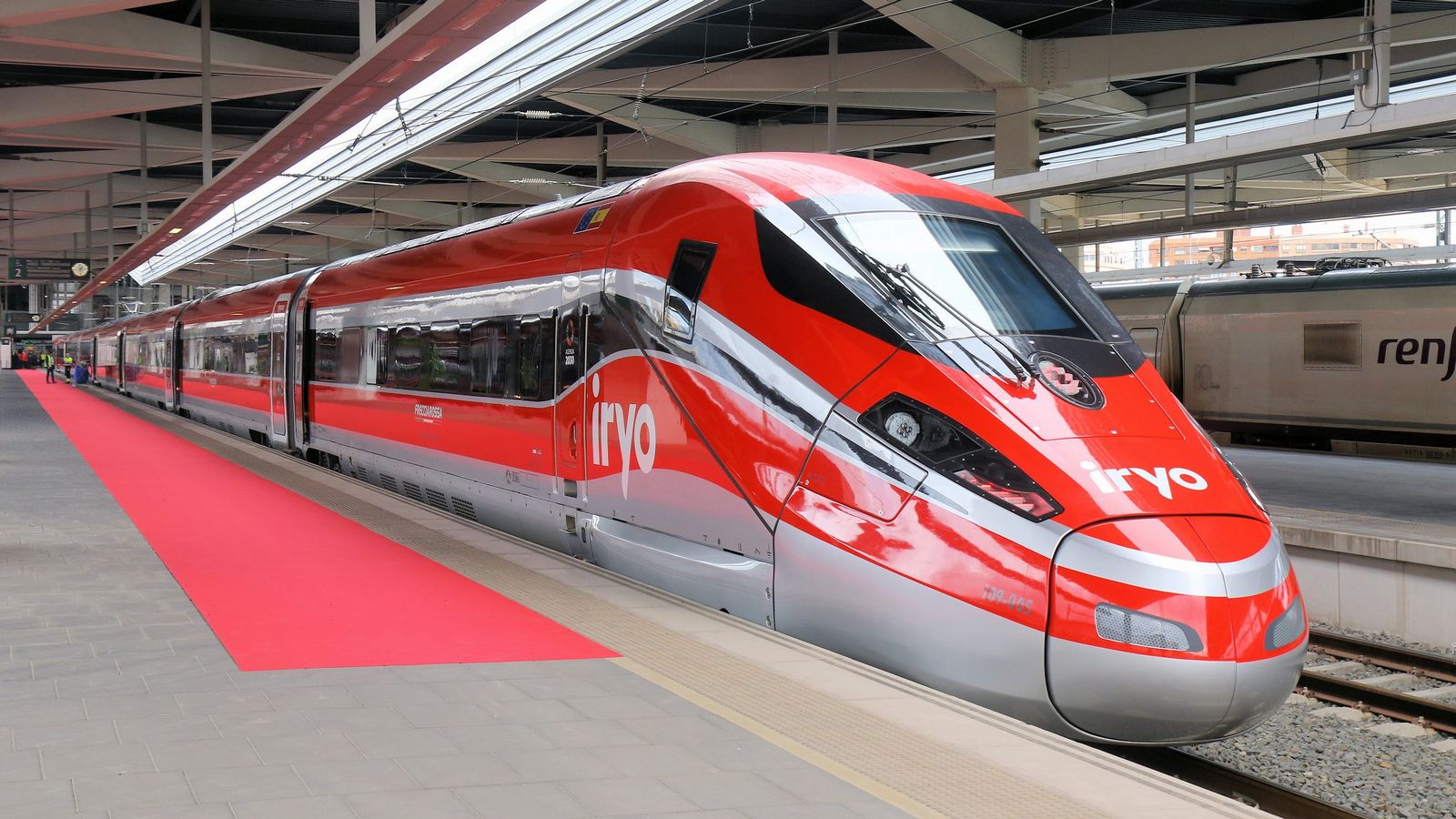 スペインの民間高速鉄道「イリョ（iryo）」の109型車両。写真は運行開始前の報道向け試運転時の姿＝2022年11月（撮影：橋爪智之）
