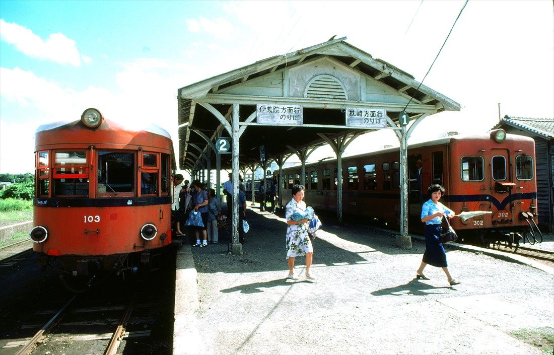 夏の日差しを浴びた加世田駅で交換するキハ100形とキハ300形（撮影：南正時）