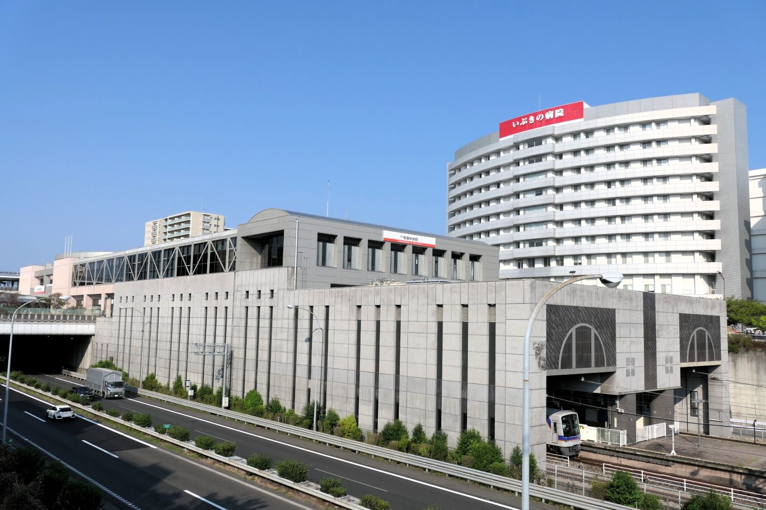 巨大な要塞か神殿のような和泉中央駅（記者撮影）