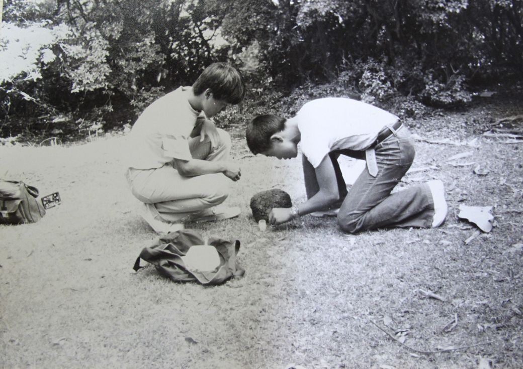 学生時代の中村さん（右）。奈良公園で糞虫の実験をしているときの様子。（提供：中村圭一さん）