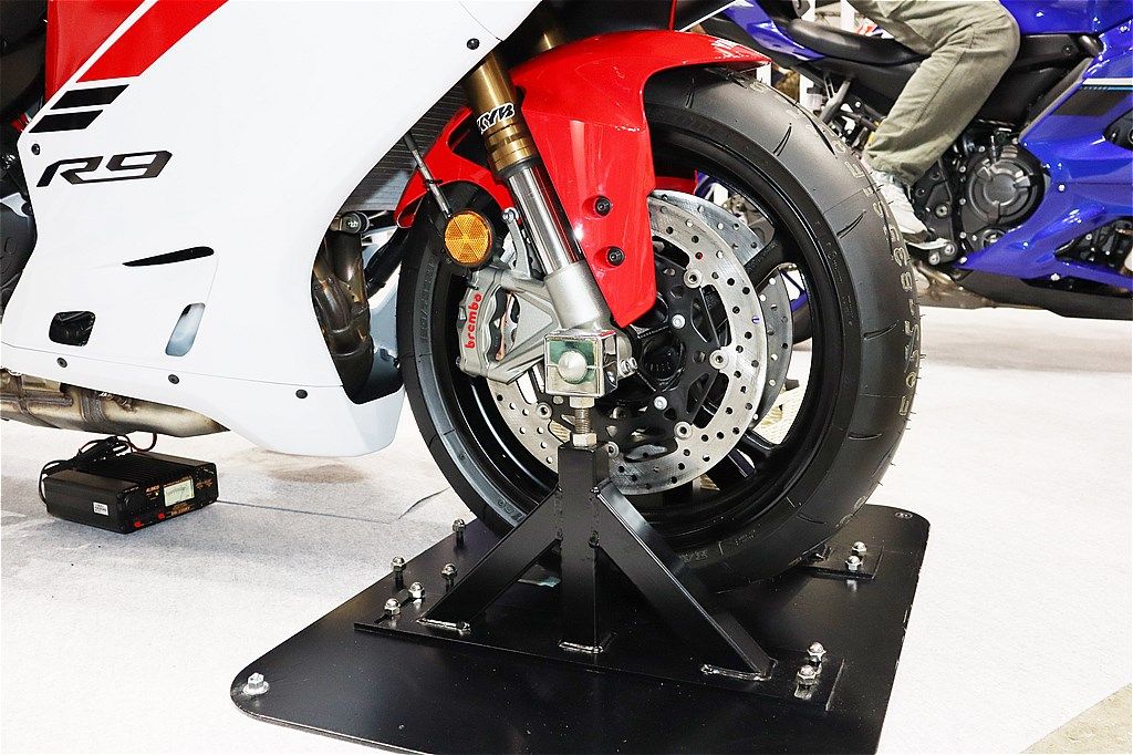 第52回 東京モーターサイクルショーに参考出品されたヤマハ「YZF-R9」（筆者撮影）