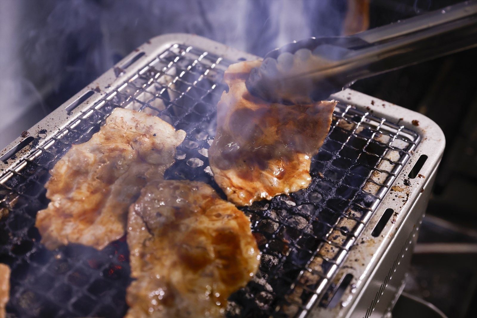 市原豚丼の調理風景（写真：ネクセリア東日本）