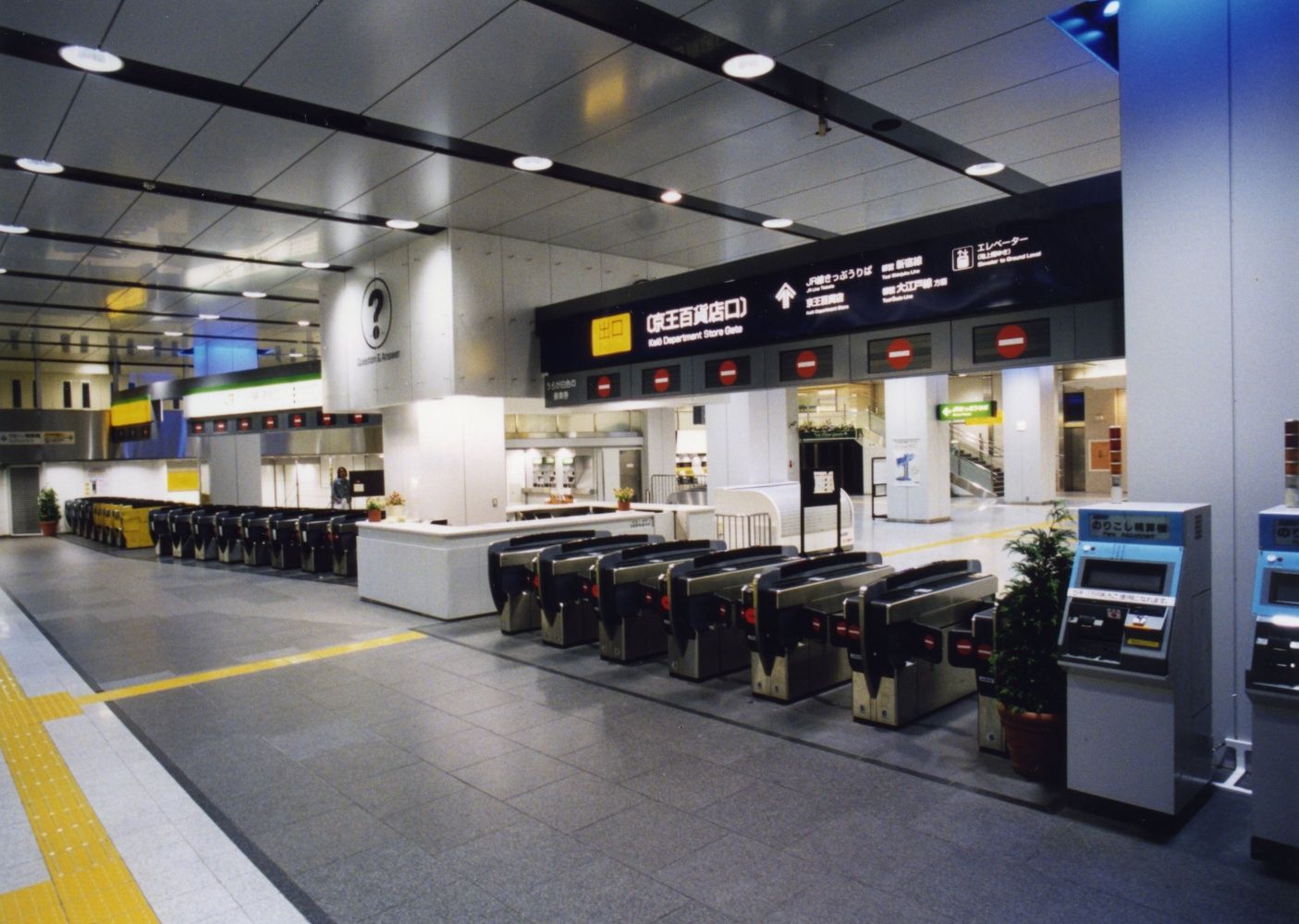 2002年当時の新宿駅百貨店口（写真：京王電鉄）