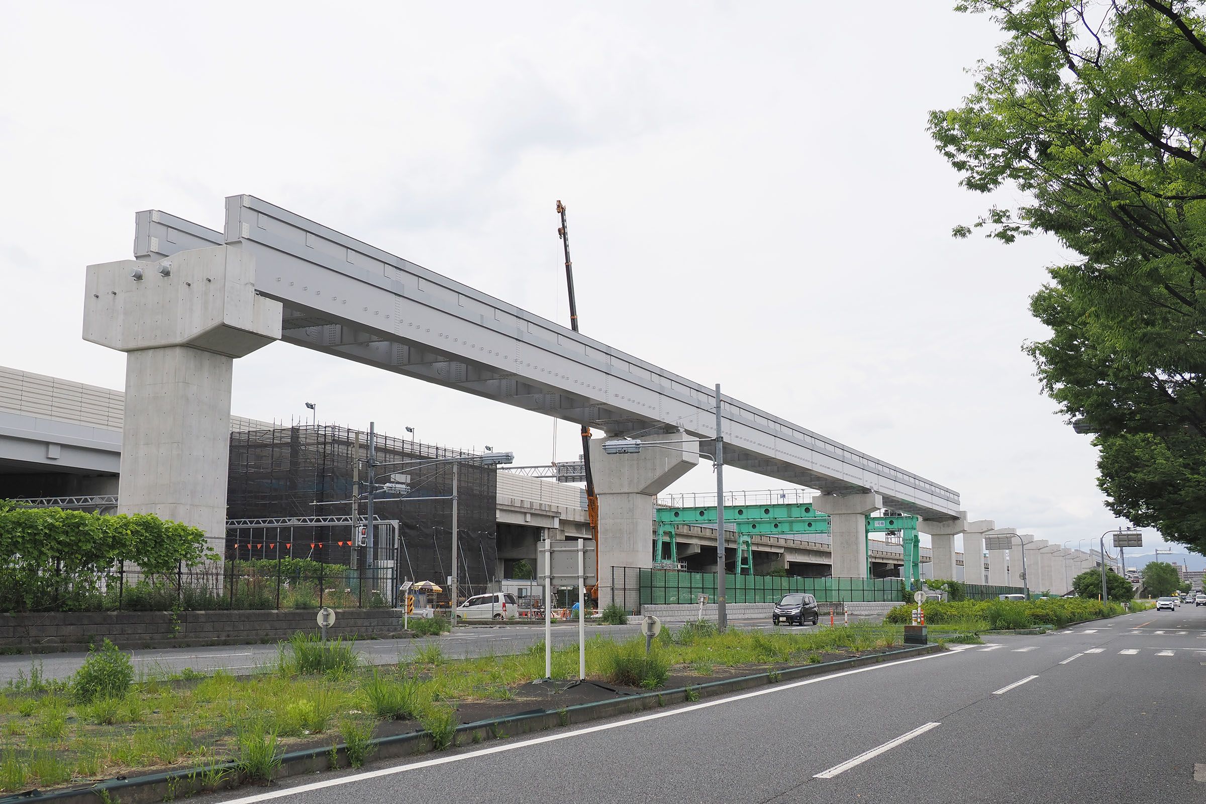 工事が最も進んでいる工区では支柱の上に鋼製の軌道桁を設置済み（撮影：伊原薫）