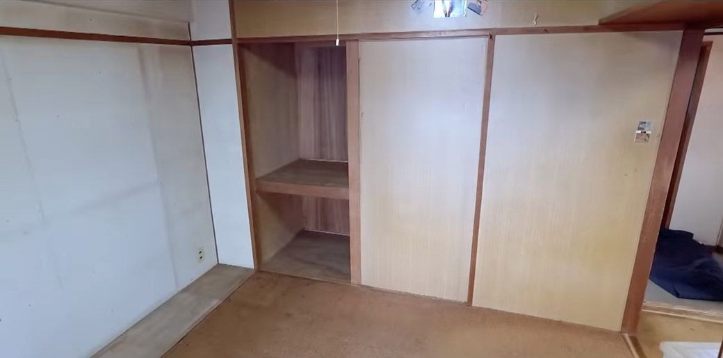 きれいに片付いた物置き部屋（画像：「イーブイ片付けチャンネル」より）