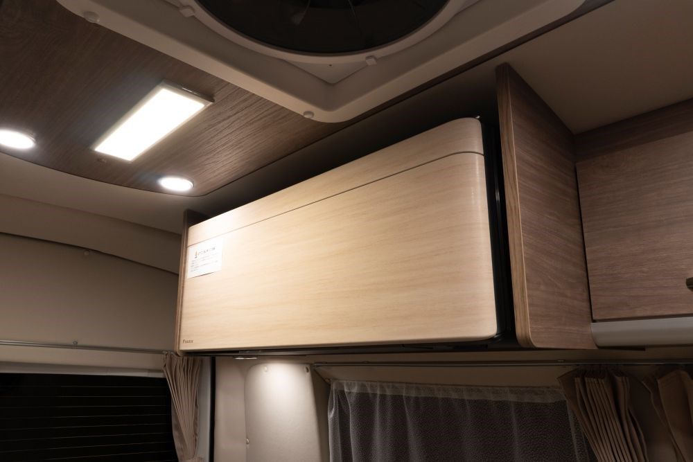 日産キャラバンをベースにしたレクビィの新型キャンピングカー「レクビィ プラスリビン」（写真：レクビィ）