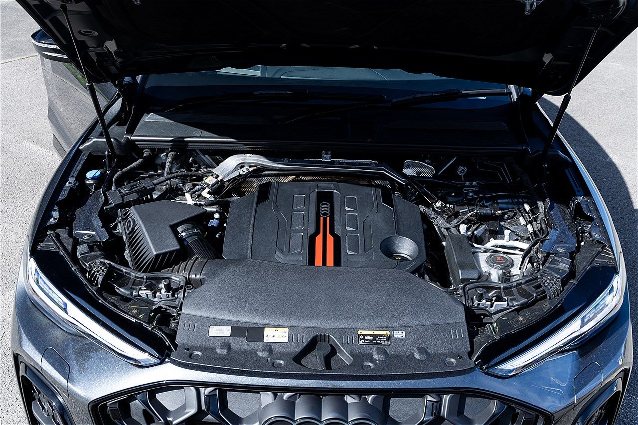 アウディの新型「SQ5スポーツバック」（写真：三木 宏章）