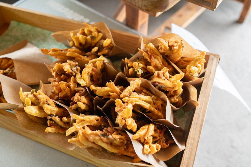 がね（300円）も販売。カリっと香ばしく揚がっている。揚げ物には、白絞油と菜種油を合わせて使い、こまめに交換しているそう（写真：筆者撮影）