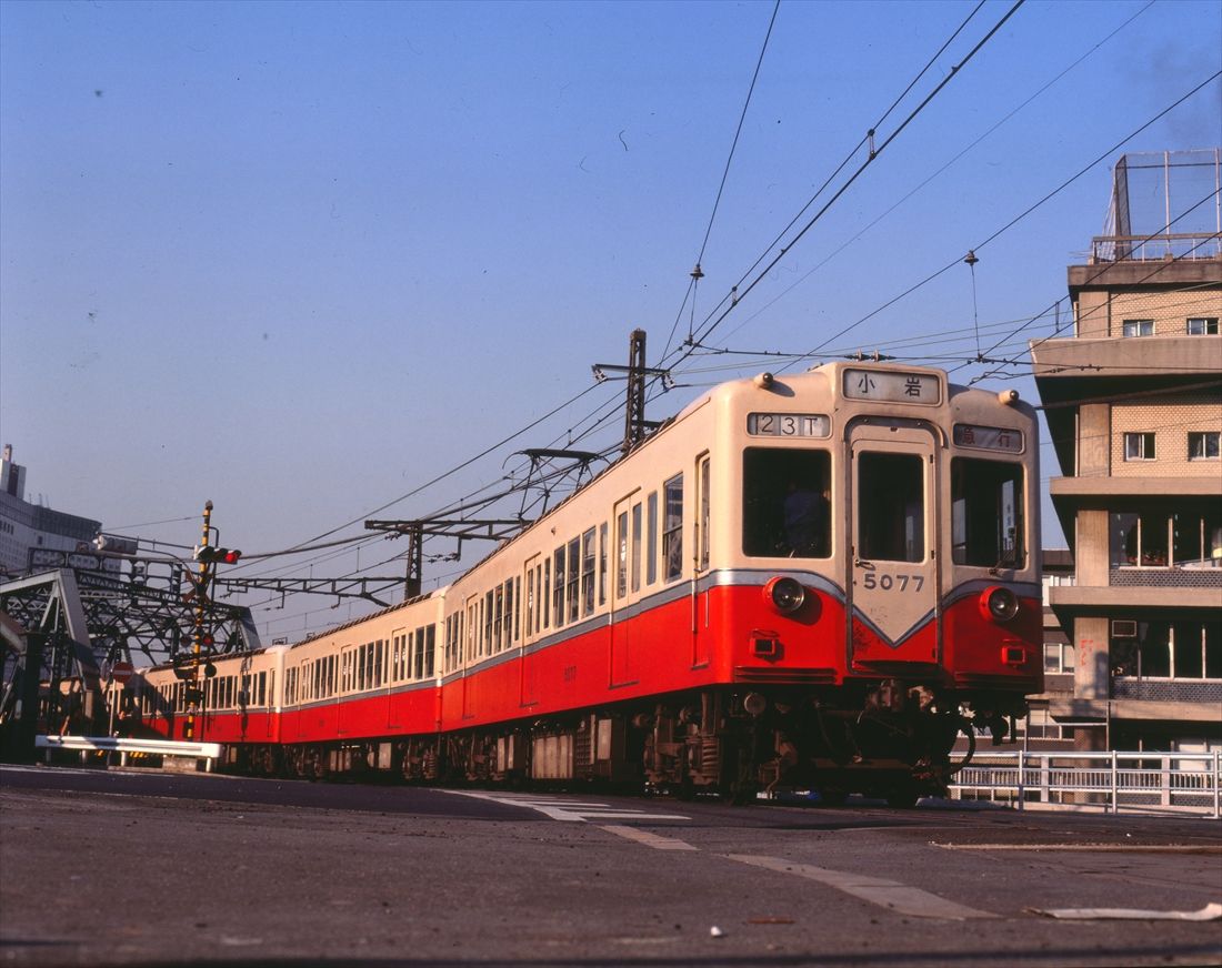 都営浅草線の初代車両、5000形が北品川付近を走る。種別と行き先は「急行・小岩」（撮影：南正時）