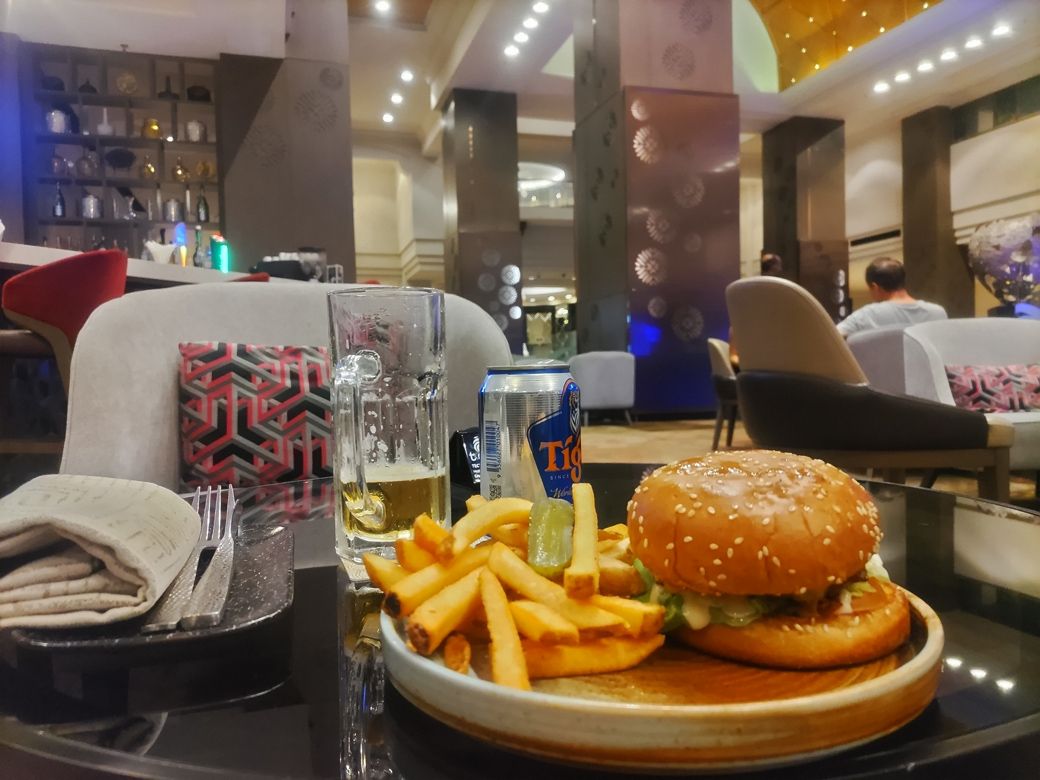 マレーシアではプライオリティ・パスを使い、制限エリア外にある五つ星ホテルのロビーラウンジを利用。飲み放題で、食事も2品まで注文できた（筆者撮影）