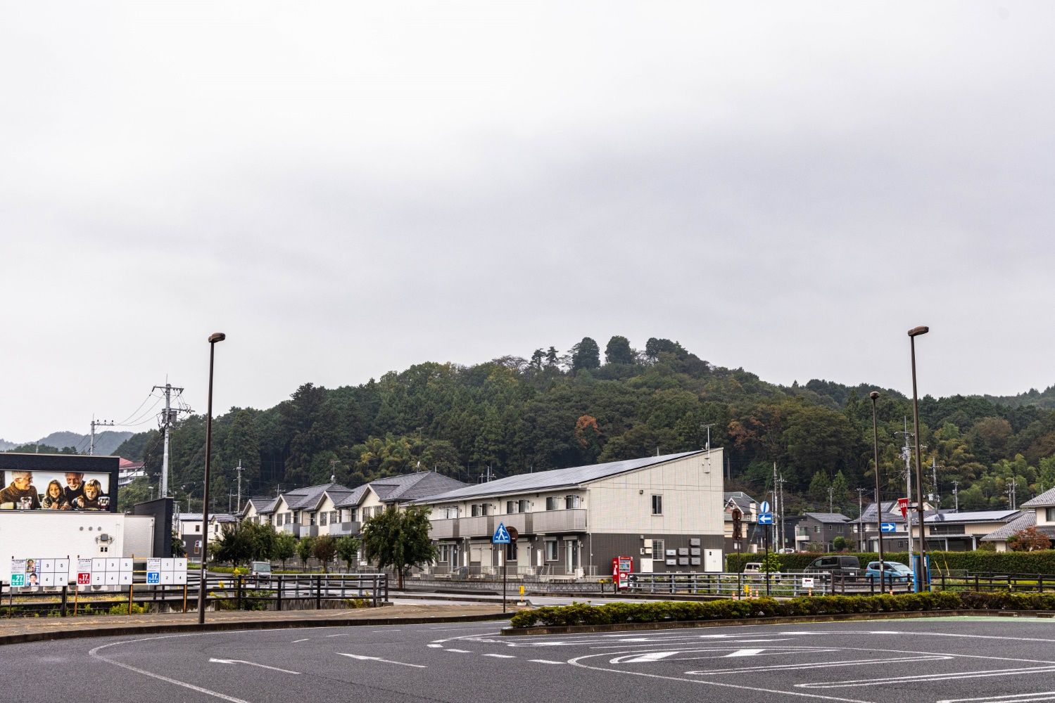 新鹿沼駅の西側。東西にかかる跨線橋を渡った先にロータリー（撮影：鼠入昌史）