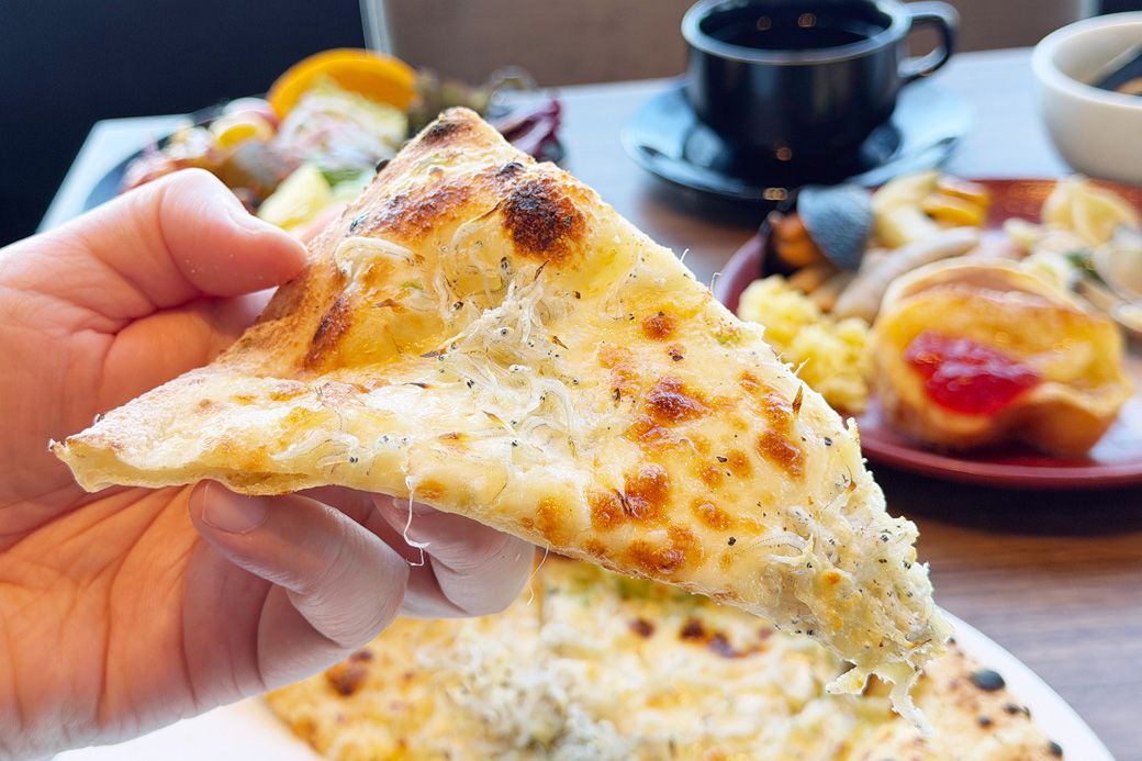 石焼窯ならではの香ばしさがたまりません。ピザ生地は薄くてもっちり（写真：筆者撮影）