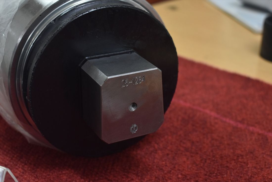 シリアルナンバーとΦの刻印（筆者撮影）