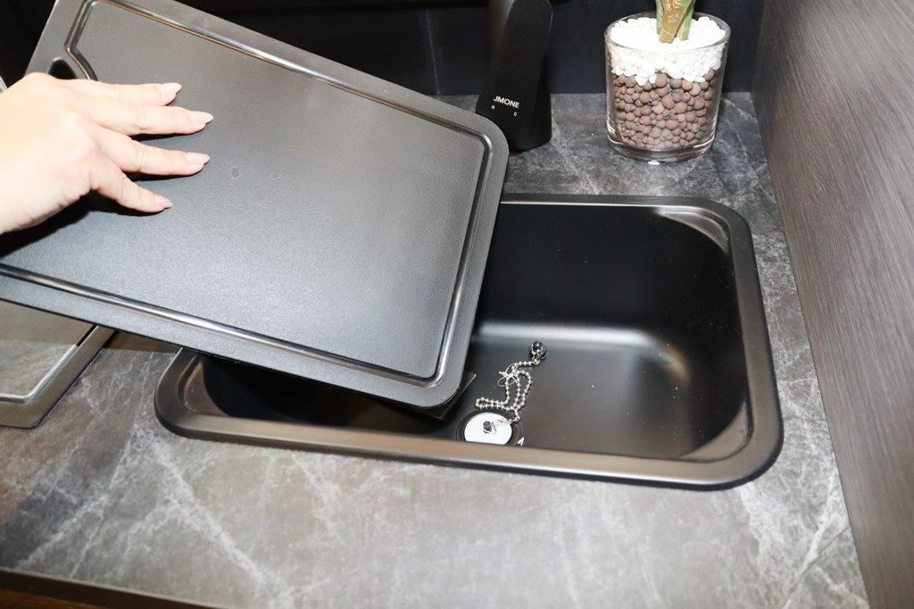 ダイレクトカーズの新作キャンピングカー「DN-75」（写真：筆者撮影）