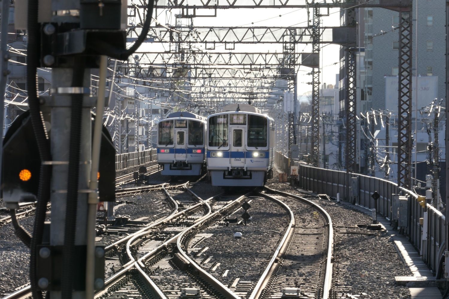入線する快速急行新宿行き（記者撮影）
