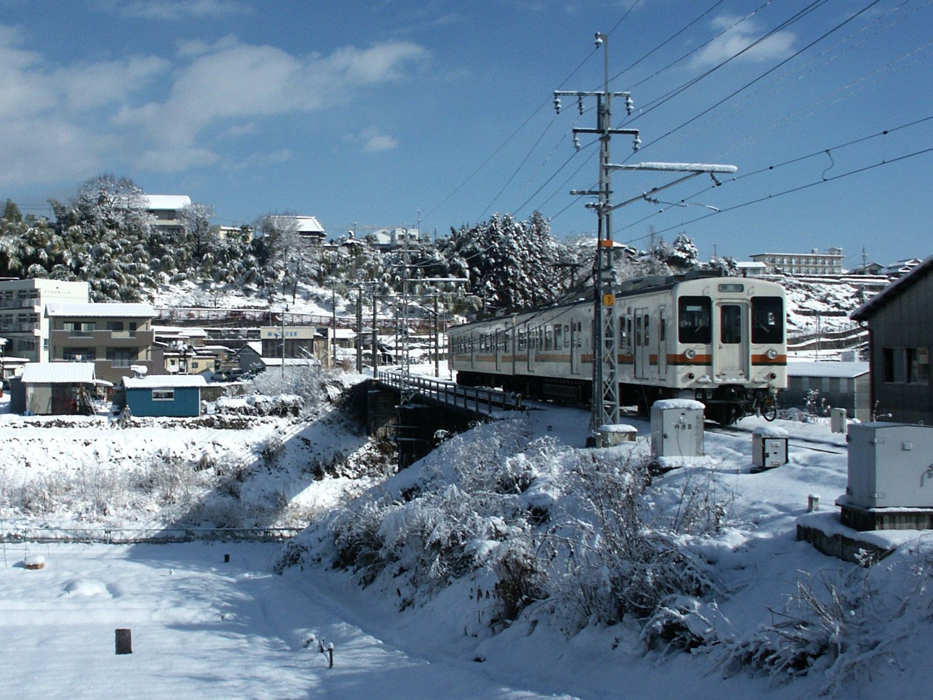 現在のJR飯田線・中部天竜―辰野間は私鉄の三信鉄道と伊那電気鉄道が整備した。写真は2012年まで活躍した119系電車（筆者撮影）