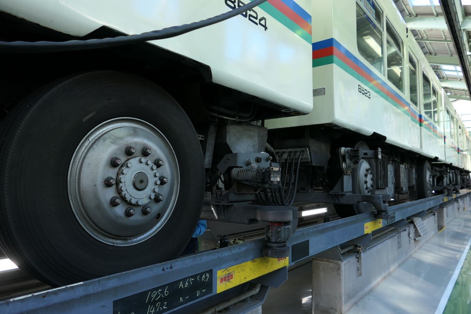 先頭車両（左、8524）と中間車両（右、8523）でパンタグラフの高さが違うのがわかる（記者撮影）