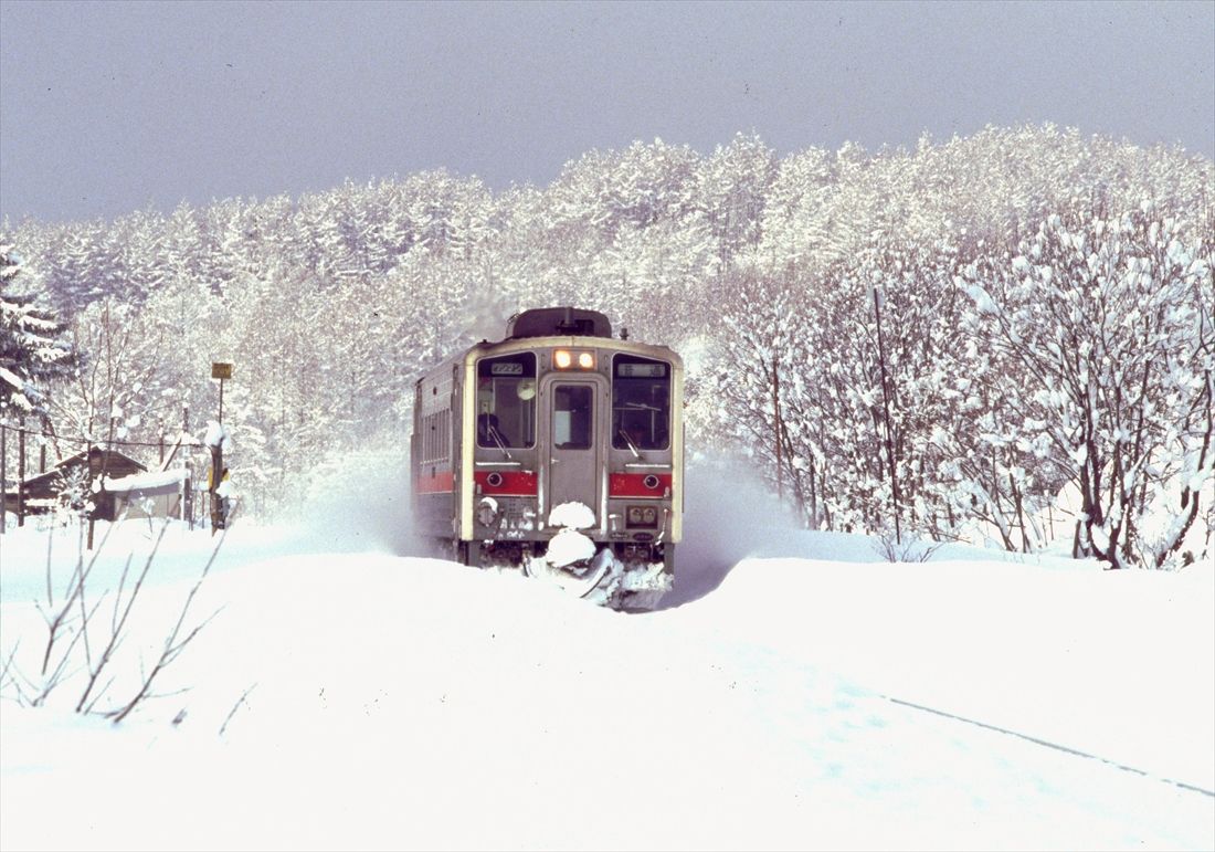冬の留萌本線・恵比島―峠下間、雪をかき分けて進む列車（撮影：南正時）