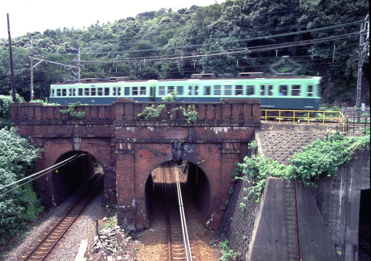 東海道本線をまたぐ京津線の蝉丸跨線橋と上関寺隧道。京津線を走るのは600形だ（撮影：南正時）