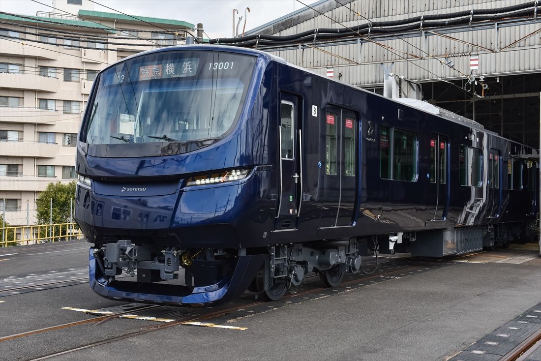 前面は東急線直通型の「20000系」やJR線直通型の「12000系」にあった「フロントグリル」がないデザインに（撮影：大澤誠）