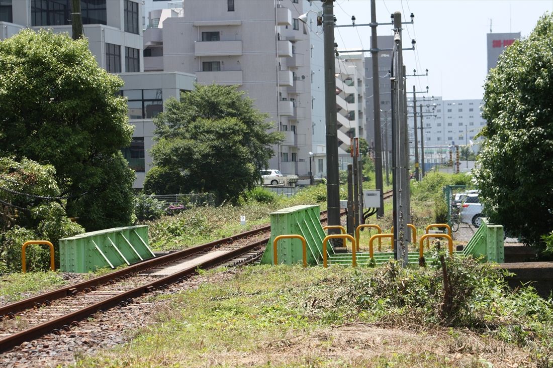 ローカル線のような単線非電化の線路が高層建築に囲まれて延びている（筆者撮影）