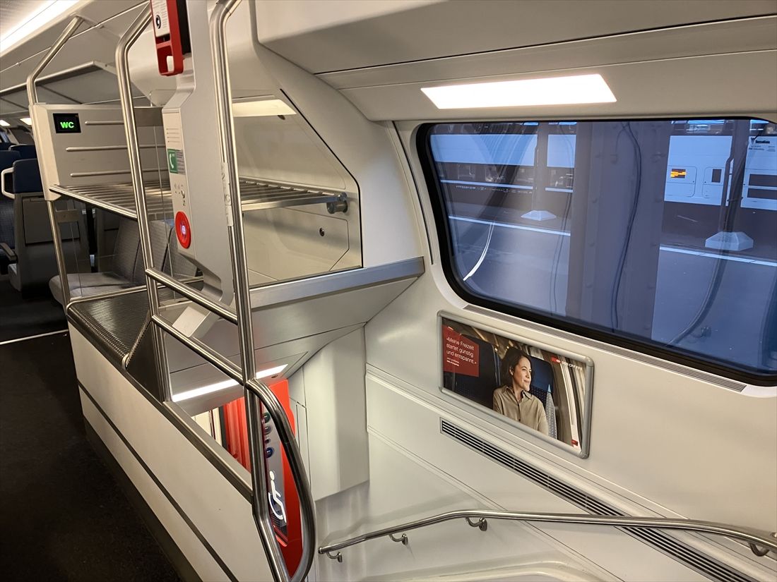 スイスの2階建て車両。階下から大きな荷物を持って上がるのは大変だ（筆者撮影）