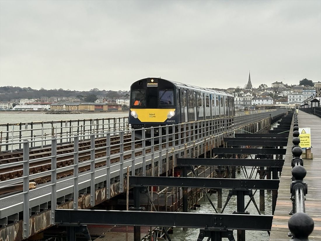 陸地から約700m離れた船着き場に向かって桟橋を走るアイランドラインの電車（筆者撮影）