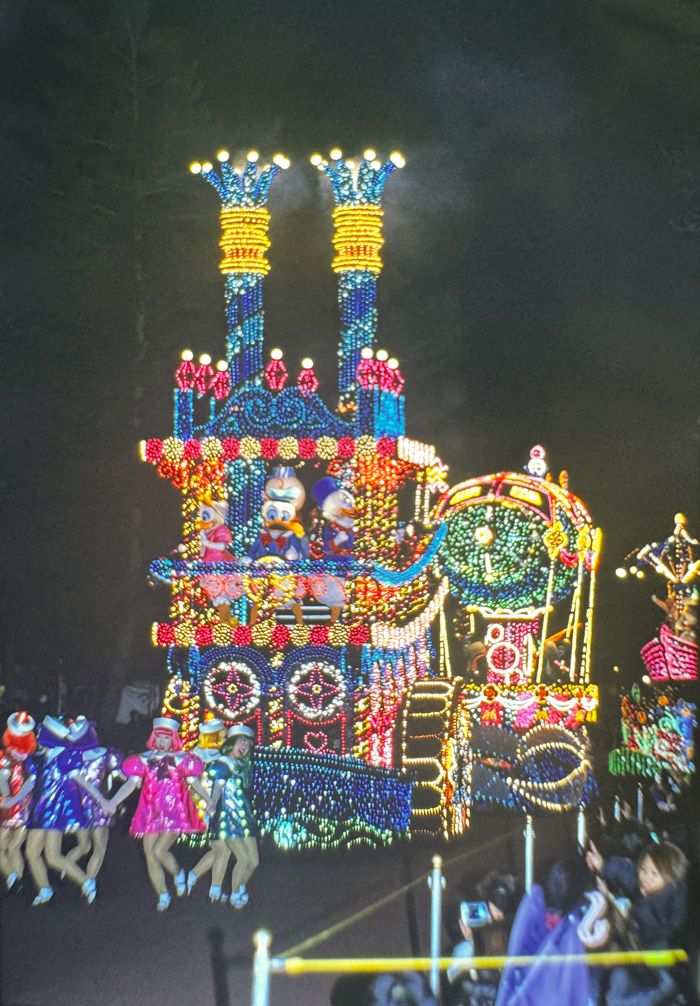 ディズニーランドのエレクトリカルパレード（写真：2001年12月17日、尾形文繁撮影）