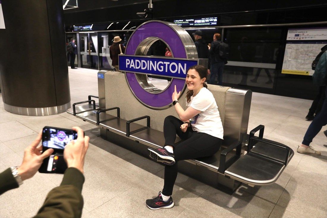 エリザベス線の開業初日、初乗りを楽しむ乗客ら＝2022年5月24日（写真：(c) Transport for London）