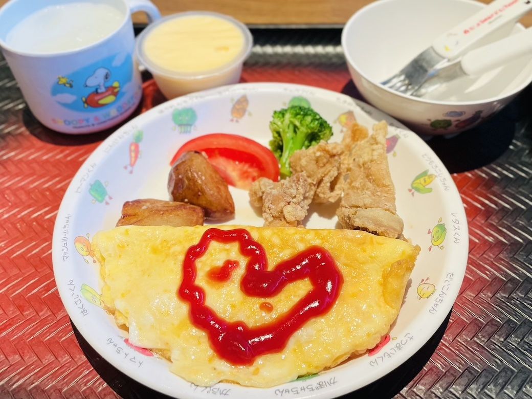 お子様オムライスプレート。奥にあるのはデザートのプリンだ（筆者撮影）