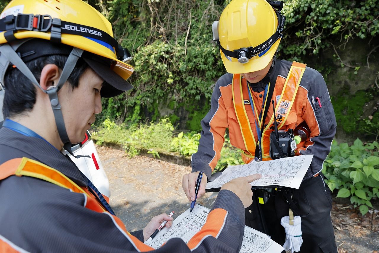 列車の往来がある日中時間帯は列車の接近に細心の注意を払う。時刻（ダイヤ）の確認をはじめ、時計の是正、アラームなど何重もの安全対策を行う