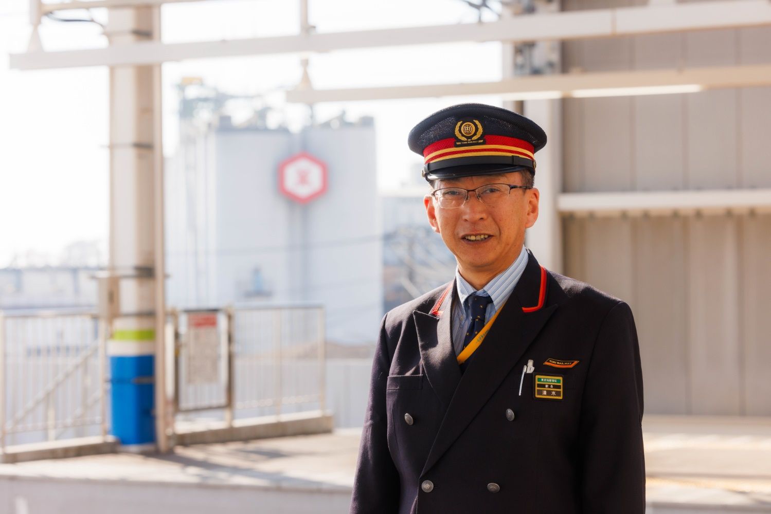 東武柏駅管区の清水昇野田市駅長（撮影：鼠入昌史）