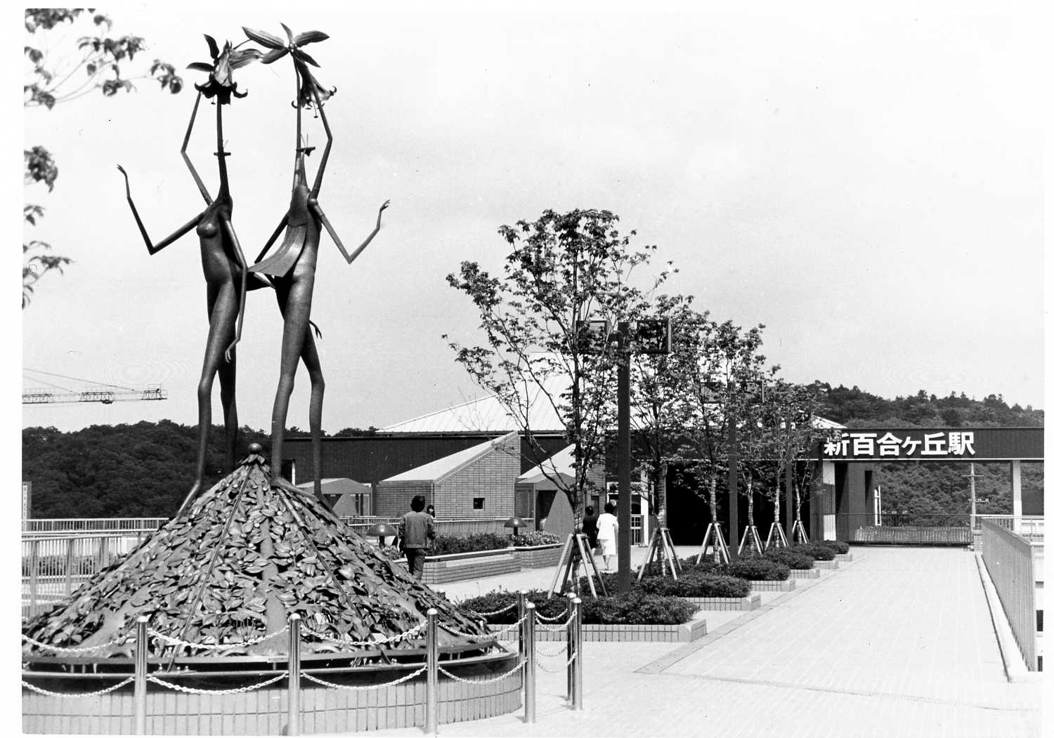 区画整理事業完成直後の新百合ヶ丘駅南口＝1984年4月（写真：小田急電鉄）