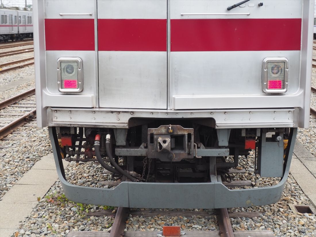 尾灯を点灯した状態（記者撮影）