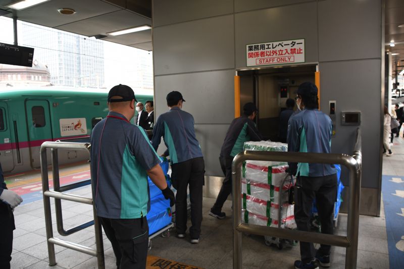 エレベータで階下に運ぶ（記者撮影）