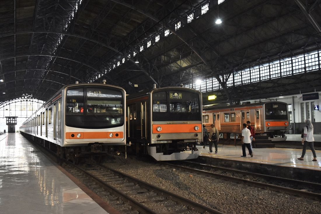 タンジュンプリオク駅で並ぶ元武蔵野線の205系＝2019年11月（筆者撮影）