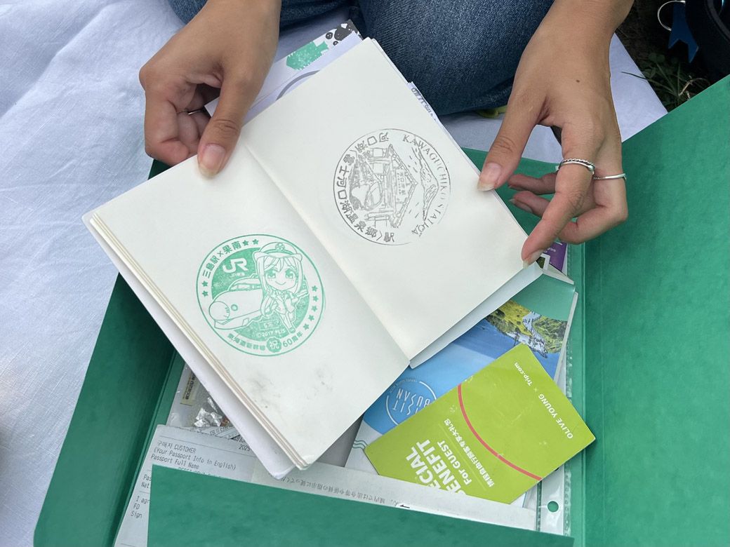 エミリーさんはスタンプを見つけたら全部押して集めた。駅では、いつもその街の地図をくれたそうだ（筆者撮影）