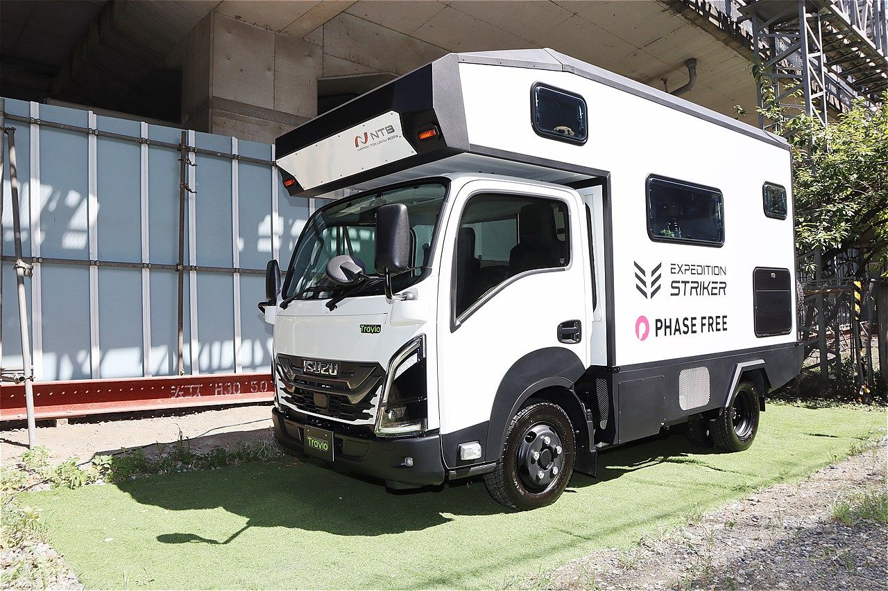 日本特種ボディーの新作キャンピングカー「エクスペディション ストライカー」（筆者撮影）