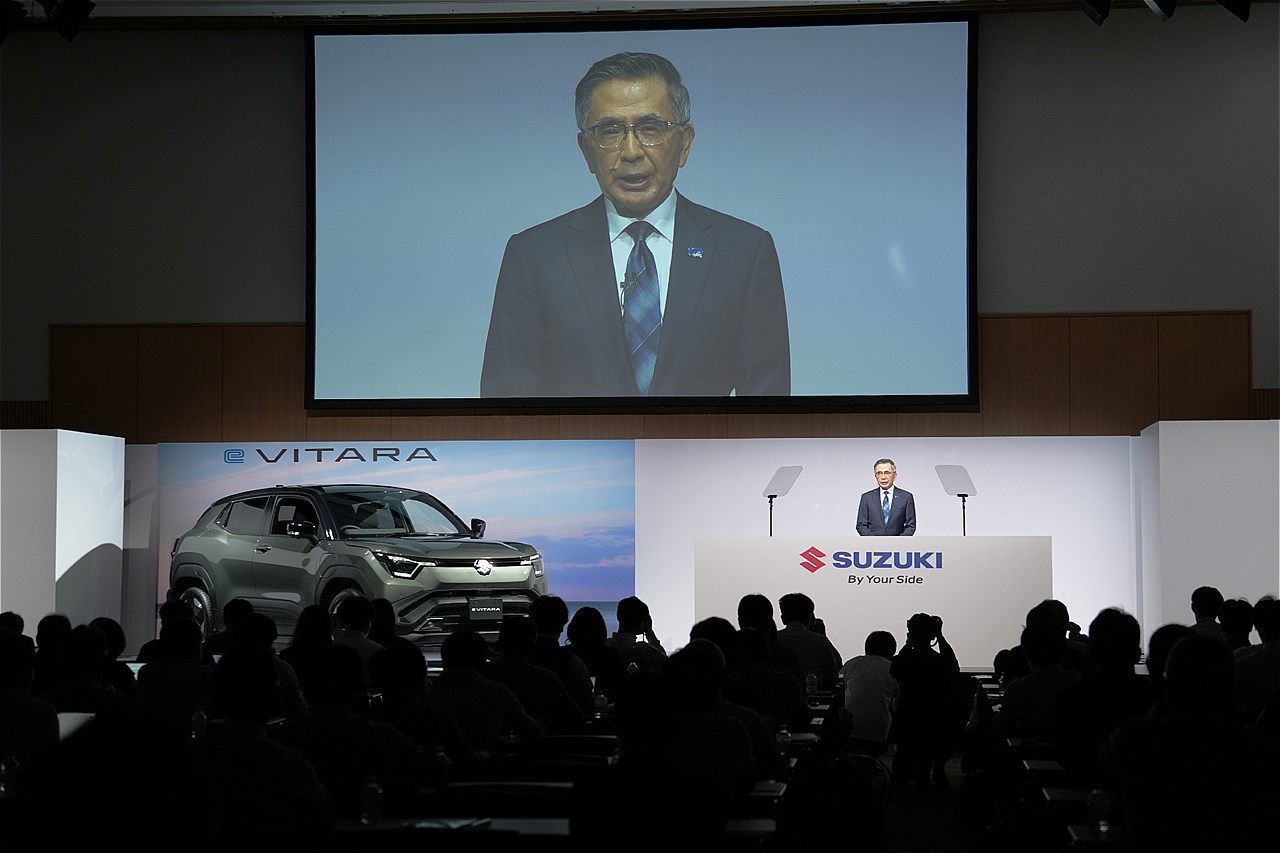 スズキ初となるBEV「eビターラ」の詳細と記者発表の様子（写真：スズキ）