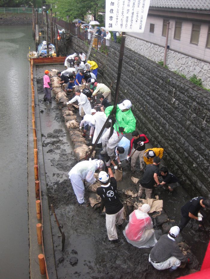 2015年の抱木の掘り出し作業（写真提供：田村祥二さん）
