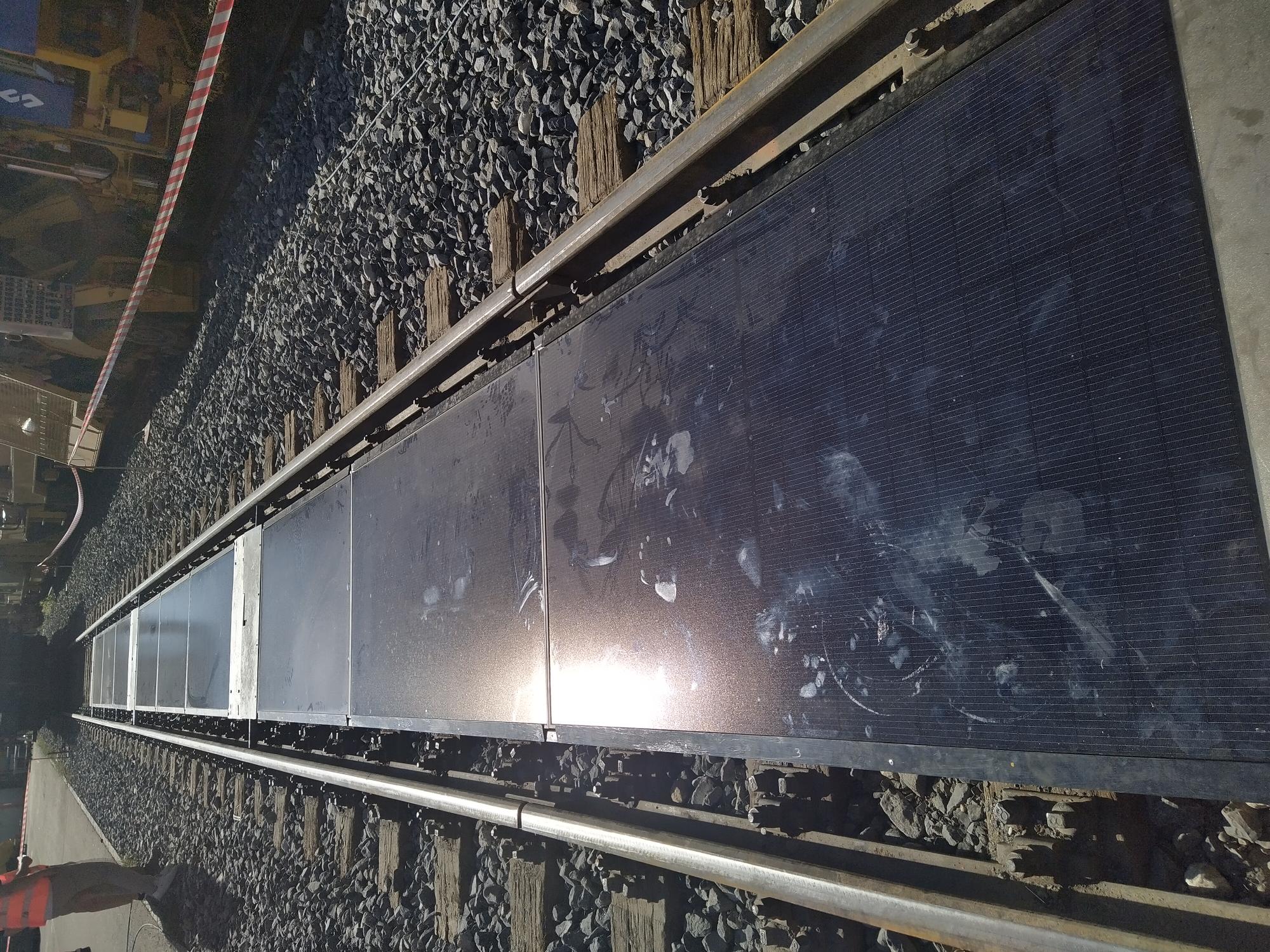 線路に設置されたソーラーパネル(写真:Sun-Ways社)