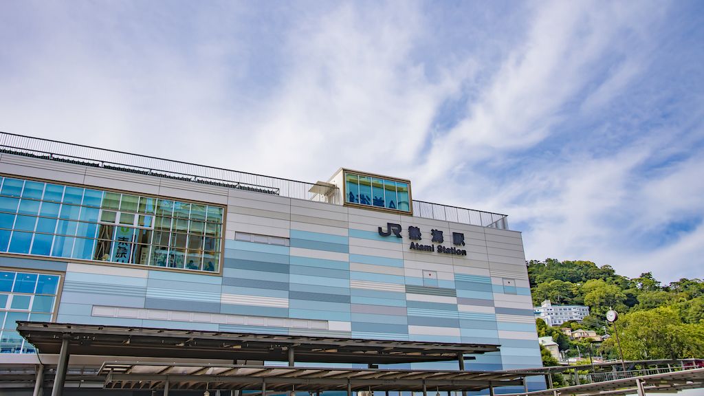 在来線の熱海駅はJR東日本とJR東海の境界駅である（写真：ニングル/PIXTA）