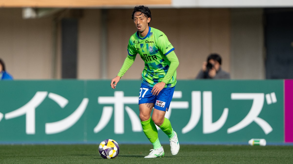 右サイドで攻守を担う鈴木雄斗（©SHONAN BELLMARE）