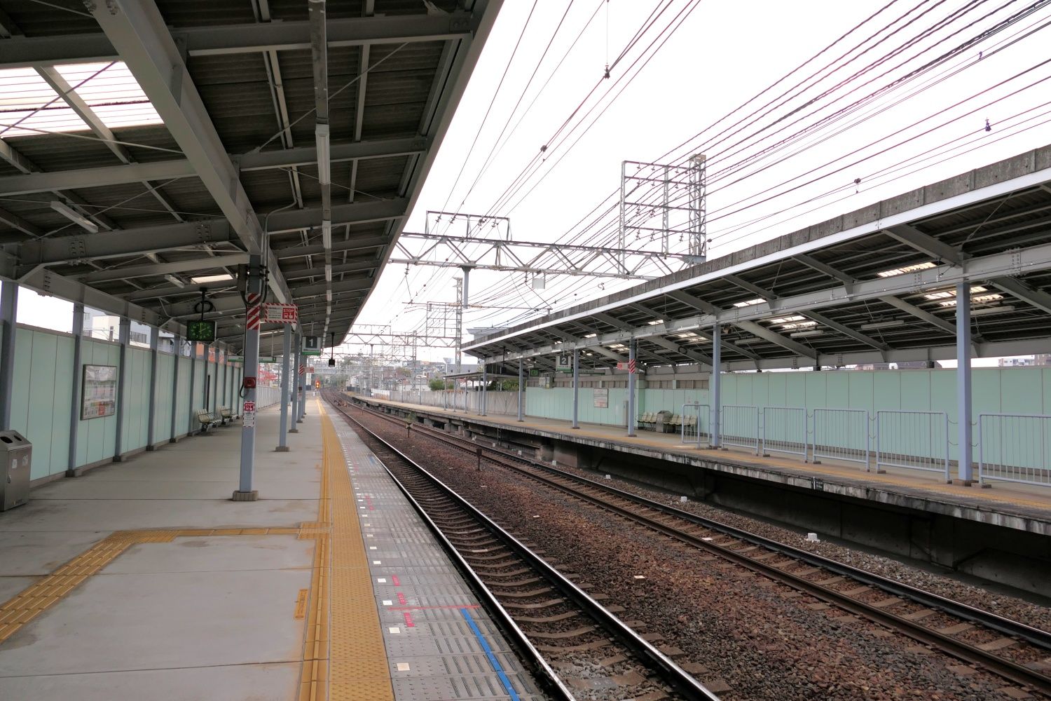 高野線のホーム。はるか先まで続いているが……（記者撮影）