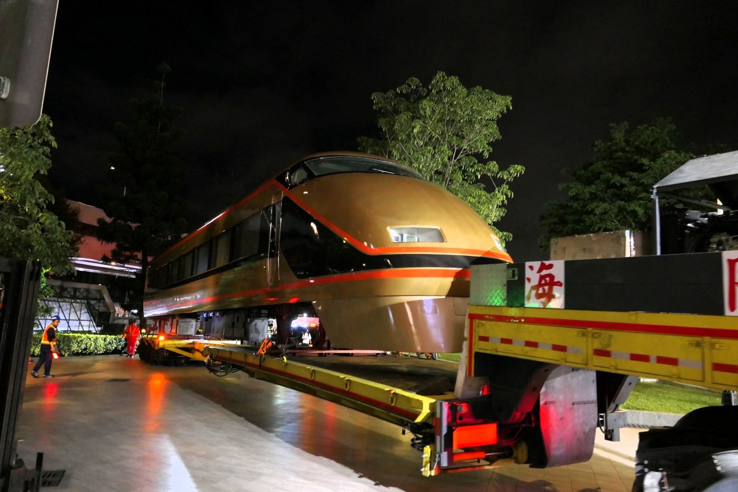 台北駅前に到着したトレーラー（記者撮影）